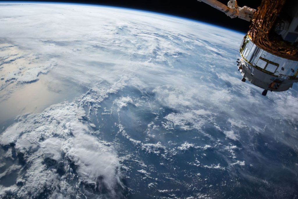 Bayang-Bayang Soviet dari Orbit: Satelit Usang Akan Jatuh ke Bumi